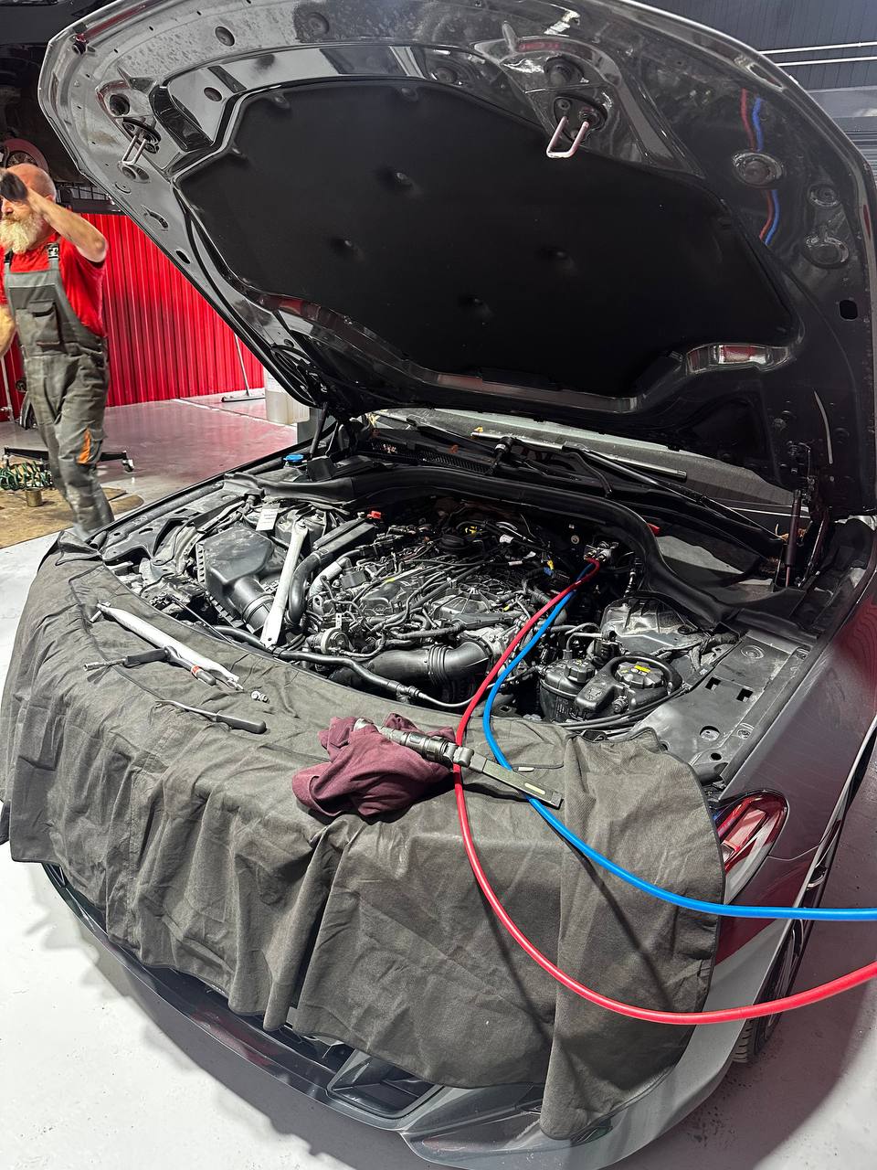 Фото процесу обслуговування автокондиціонера в автосервісі AGS — 1
